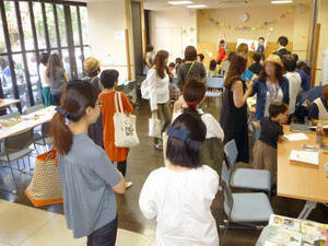 「神楽坂えほんパークレット」、盛況に