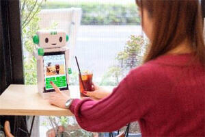 NCT、タブレット一体型ロボット「こくり」販売開始