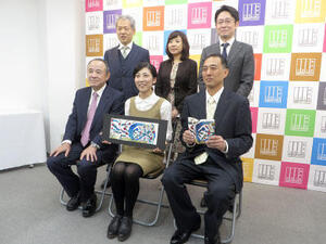 「本の日」ブックカバー大賞、坂口香南子「本の木」に