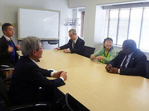 八重洲BC本店にタンザニア大使館全権公使が訪店